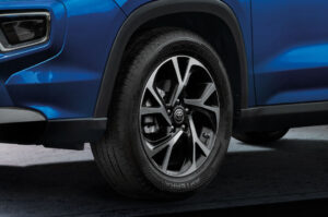 Toyota Hyryder Signature Edition alloy wheels and black cladding design